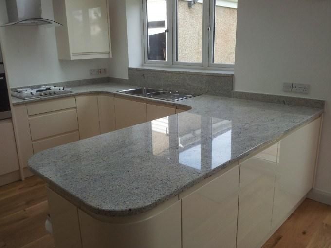 Polished White/Grey Granite Countertop/Worktops for Kitchen/Bathroom/Airport/Hotel Engineering