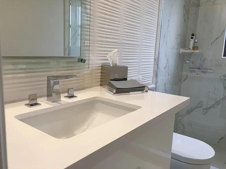 Aritificial Quartz Stone Vanity Top/Countertop for Bathroom/Kitchen Engineering Wholesale