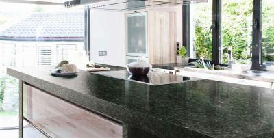 Wholesale Pre-Fabricated Quartz/Marble White/Black/Grey Stone Ubatuba Green Granite Kitchen Countertop/Vanity Tops