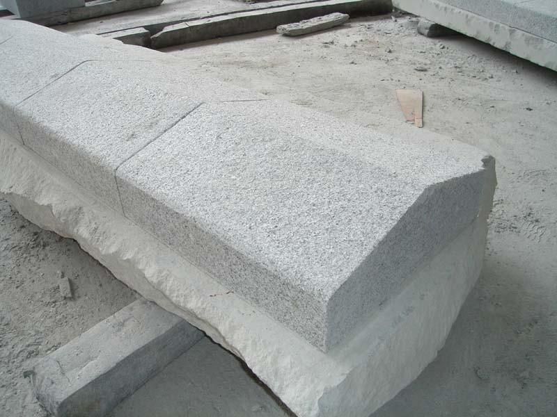 Hot Sell and Cheap G654 Granite Kerbstone for Garden and Road with Popular Types Like Flamed Surface and Polished Surface etc.